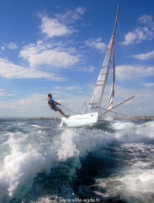 Surf d'un catamaran au cap d'agde