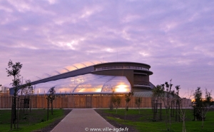 Centre aquatique entre chien et loup