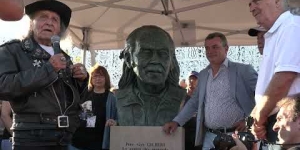 Dévoilement du buste en l'honneur du Père Guy Gilbert