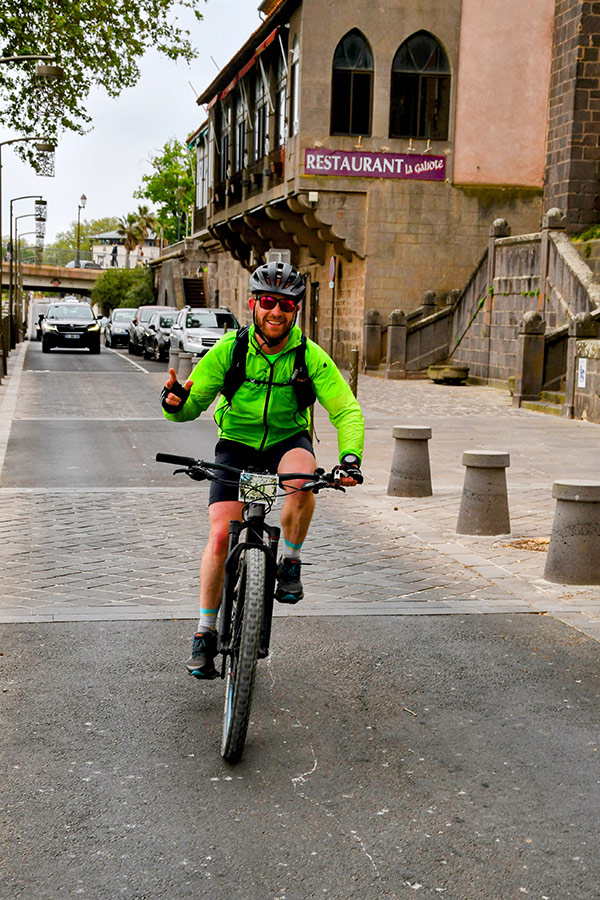 Un passage devant la cathédrale