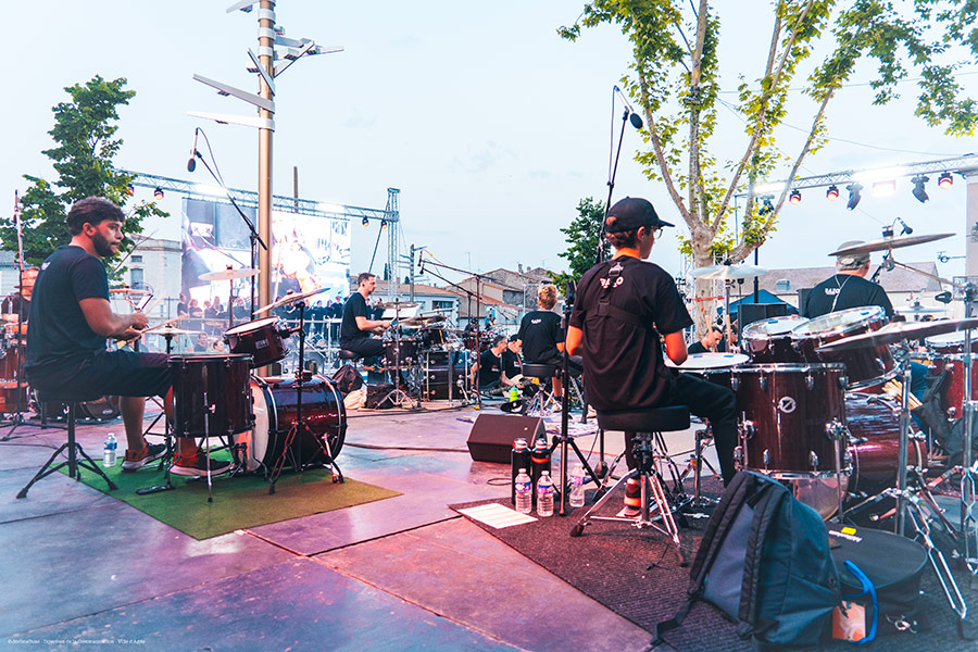 Les batteurs sur scène