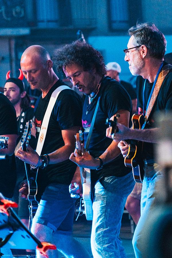 Les guitaristes à l unisson
