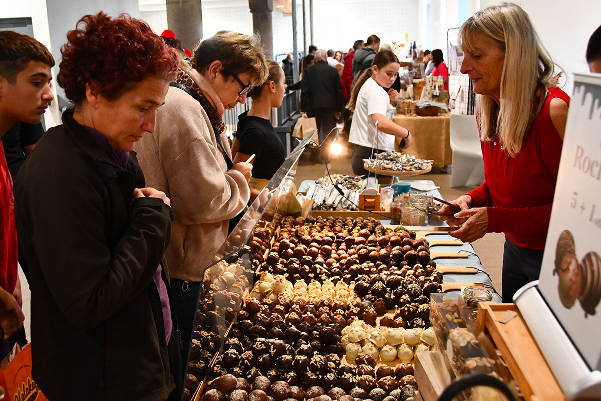 Échanges entre exposants et curieux