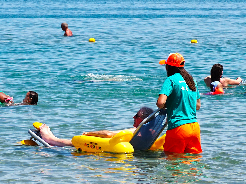 La plage de la Roquille au Cap d’Agde est accessible aux Personnes à Mobilité Réduite
