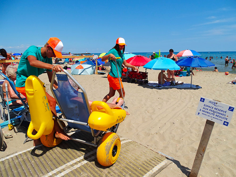 La plage de la Roquille au Cap d’Agde est accessible aux Personnes à Mobilité Réduite