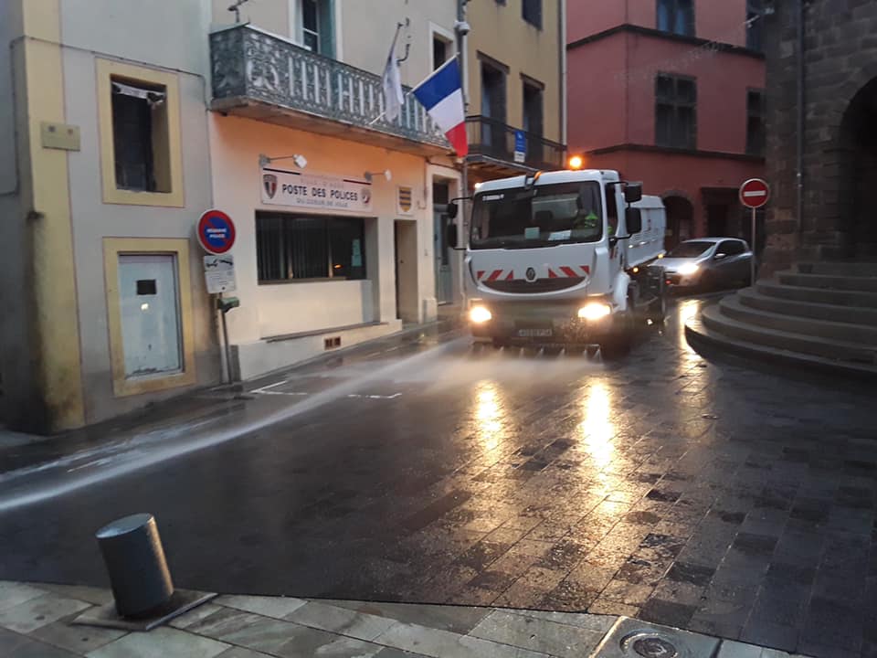 lavage des rues de la ville d’agde avec du produit désinfectant