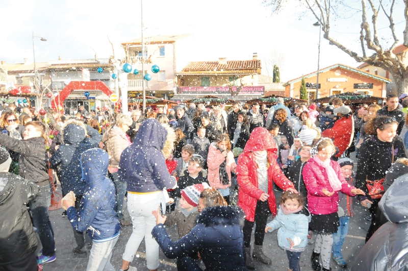 Le Père Noël s’est promené au travers des marchés de la ville