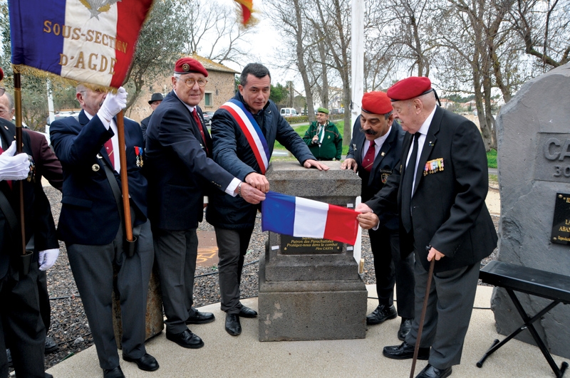 Une stèle érigée en l’honneur des parachutistes