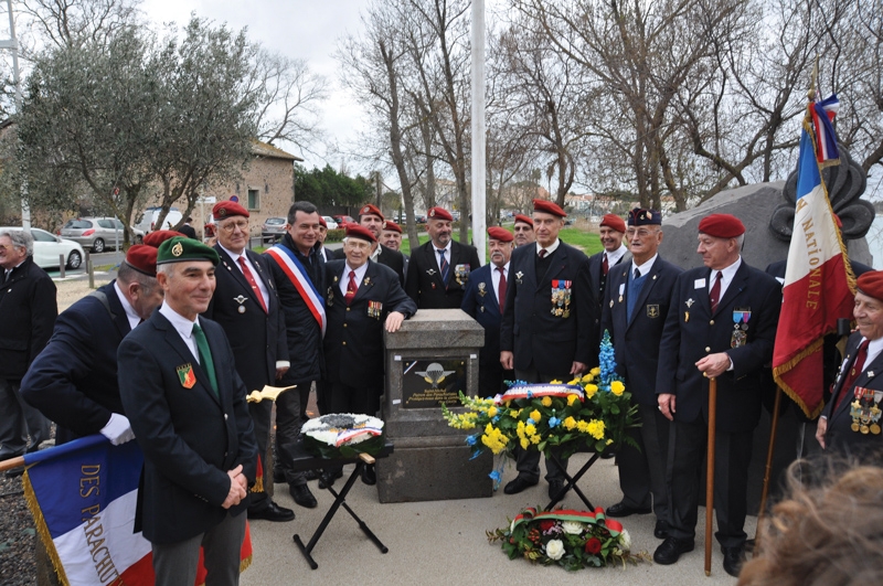 Une stèle érigée en l’honneur des parachutistes