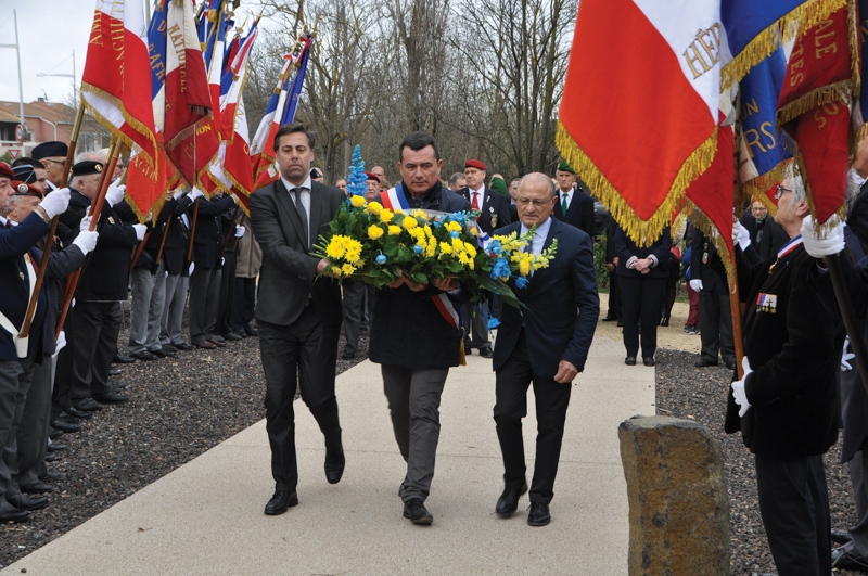 Une stèle érigée en l’honneur des parachutistes