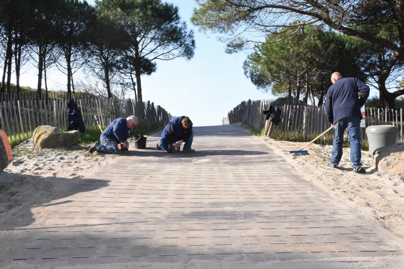 Hors saison, les services de la Ville d’Agde préparent les plages