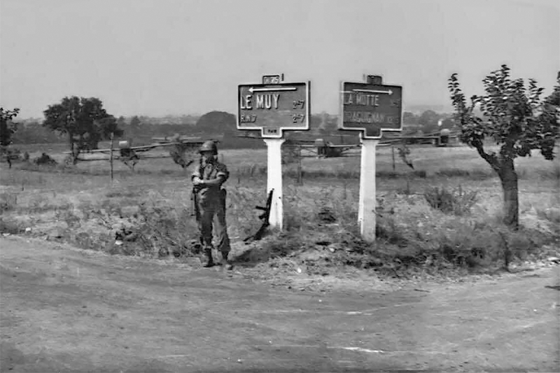 Les planeurs et un soldat à un carrefour après l atterrissage