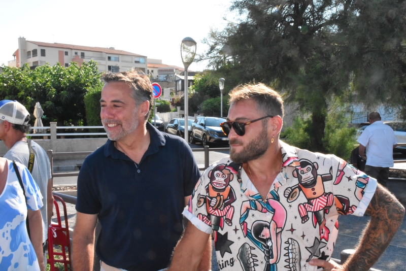 15 bancs de la Promenade du Môle  transformés en œuvre d’art par le peintre-graffeur Paco