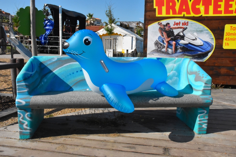 15 bancs de la Promenade du Môle  transformés en œuvre d’art par le peintre-graffeur Paco