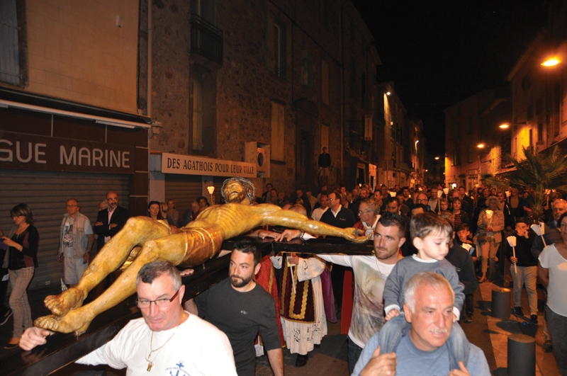 Tradition et recueillement pour la procession du Saint-Christ