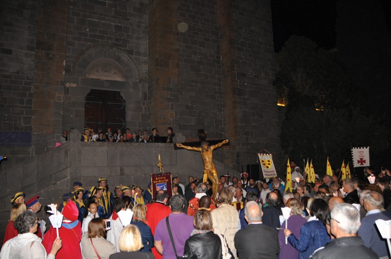 Tradition et recueillement pour la procession du Saint-Christ