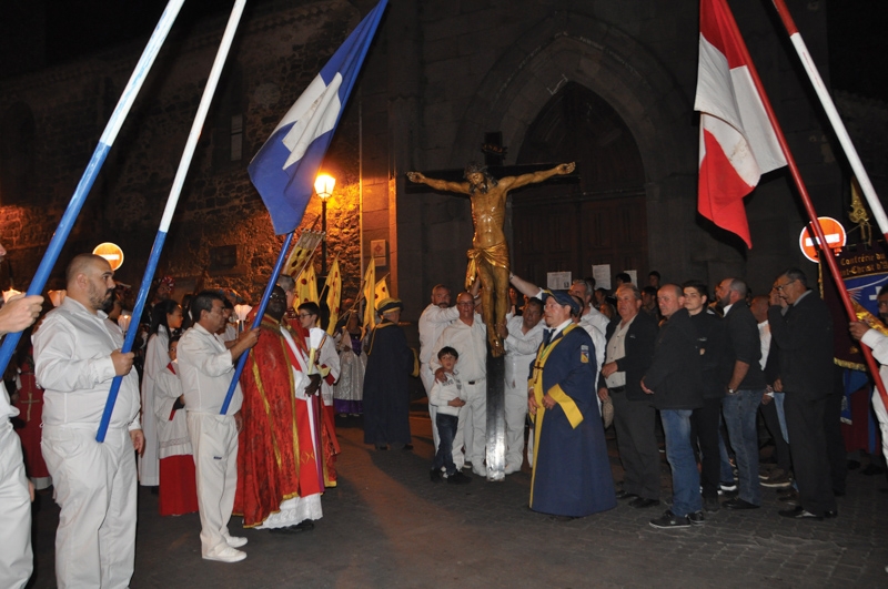 Tradition et recueillement pour la procession du Saint-Christ