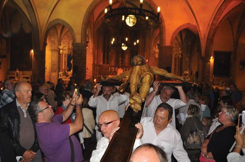 Tradition et recueillement pour la procession du Saint-Christ