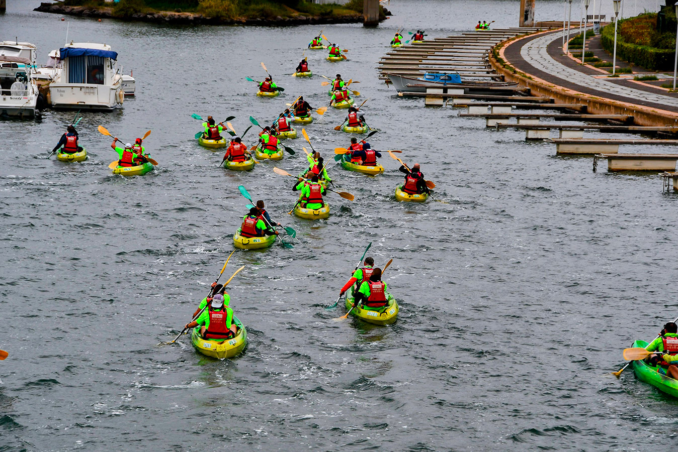 Départ groupé en canoë autour de l Ile des loisirs