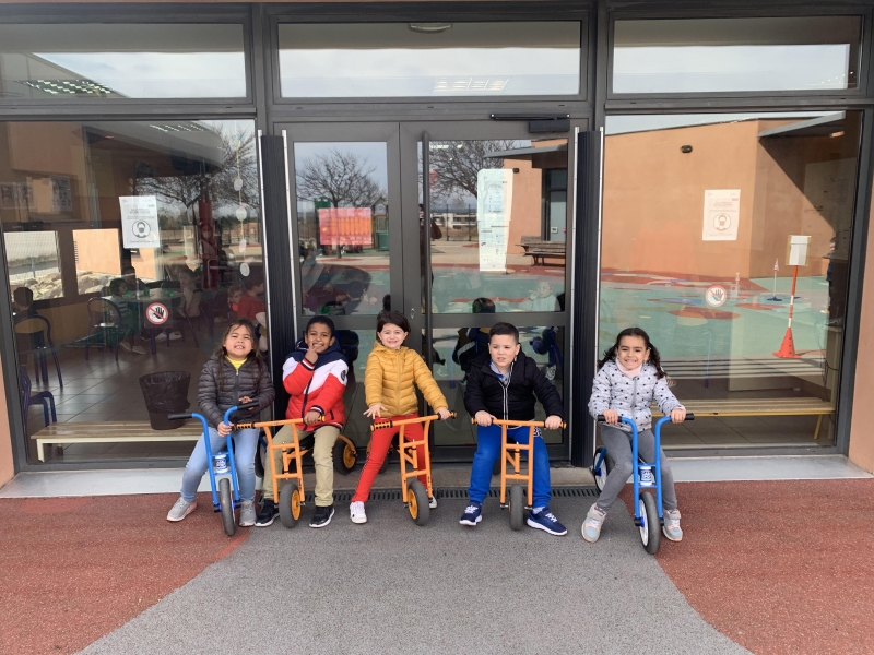 Apprendre à rouler à vélo à l'école maternelle