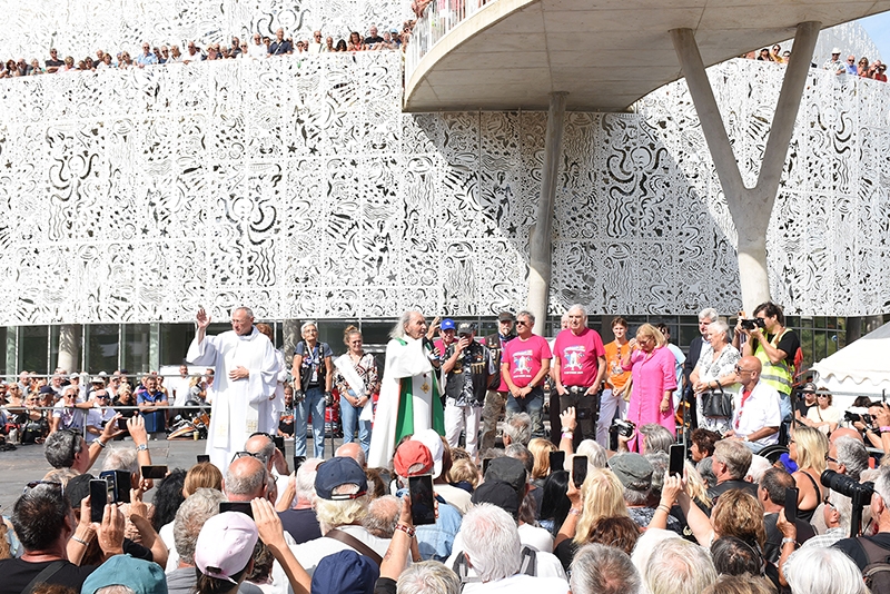36ème Bike Week Brescoudos deux prêtres 36ème Bike Week Brescoudos Bénédiction avec les deux prêtres