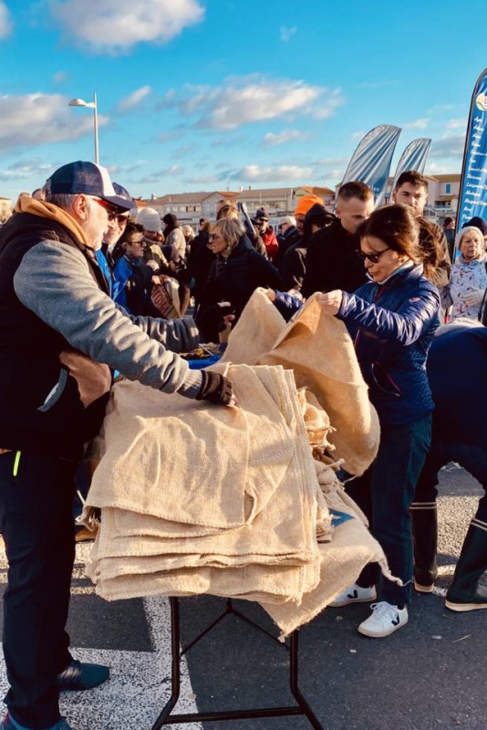 APRÈS LES INTEMPÉRIES, 600 BÉNÉVOLES SE MOBILISENT POUR NETTOYER LA PLAGE DE LA TAMARISSIÈRE