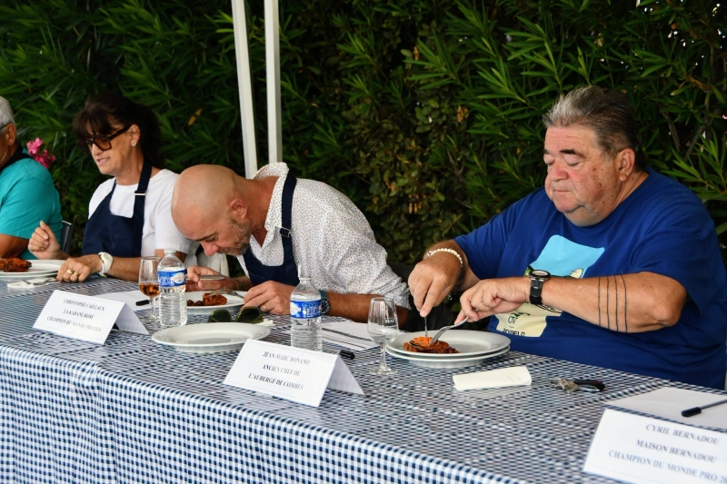 Le jury, composé d’anciens vainqueurs, de restaurateurs, de personnalités locales et d’élus de la Ville