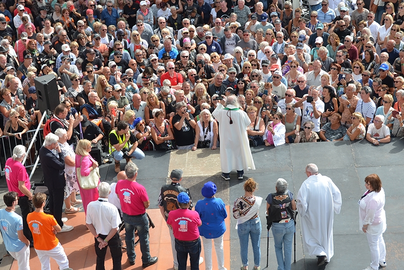 36ème Bike Week Brescoudos foule 36ème Bike Week Brescoudos bénédiction foule