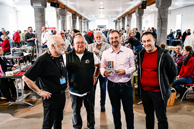 Remise de cadeau au Maire 