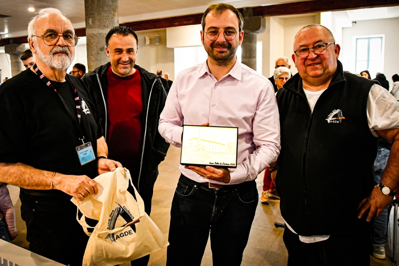 Remise de cadeau au Maire 