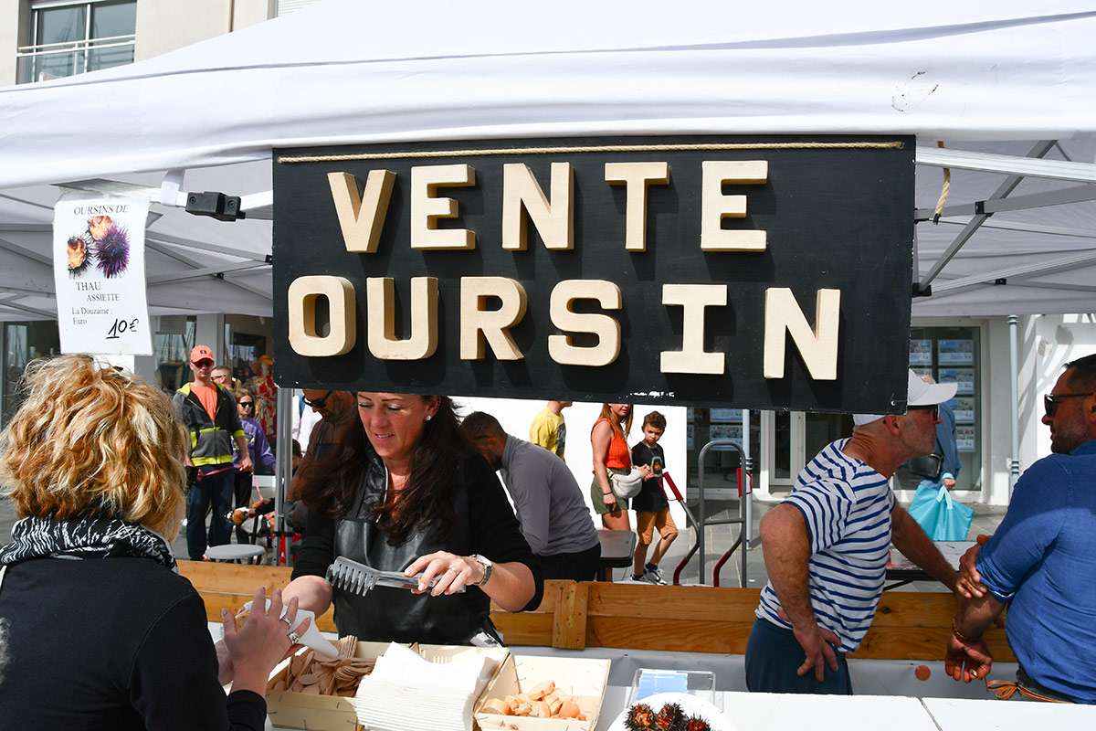 Des stands de vente d'oursins